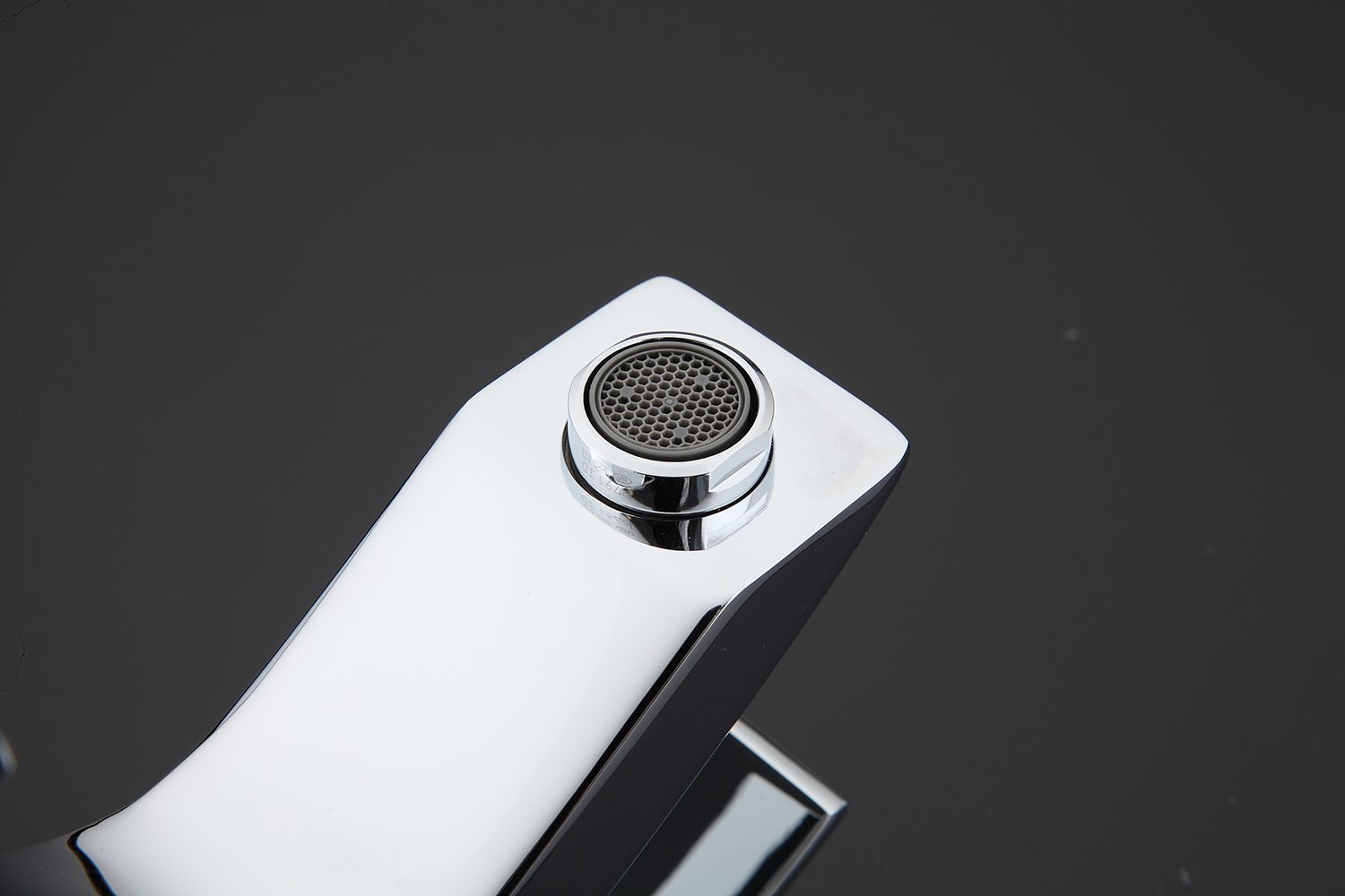 Смеситель для умывальника с гигиеническим душем Gappo G1207 — изображение 4