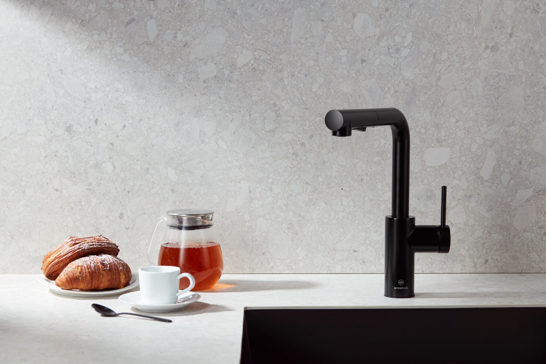 Смеситель для кухни с выдвижной лейкой KFA Armatura DUERO BASIС 6623-110-81 — изображение 2