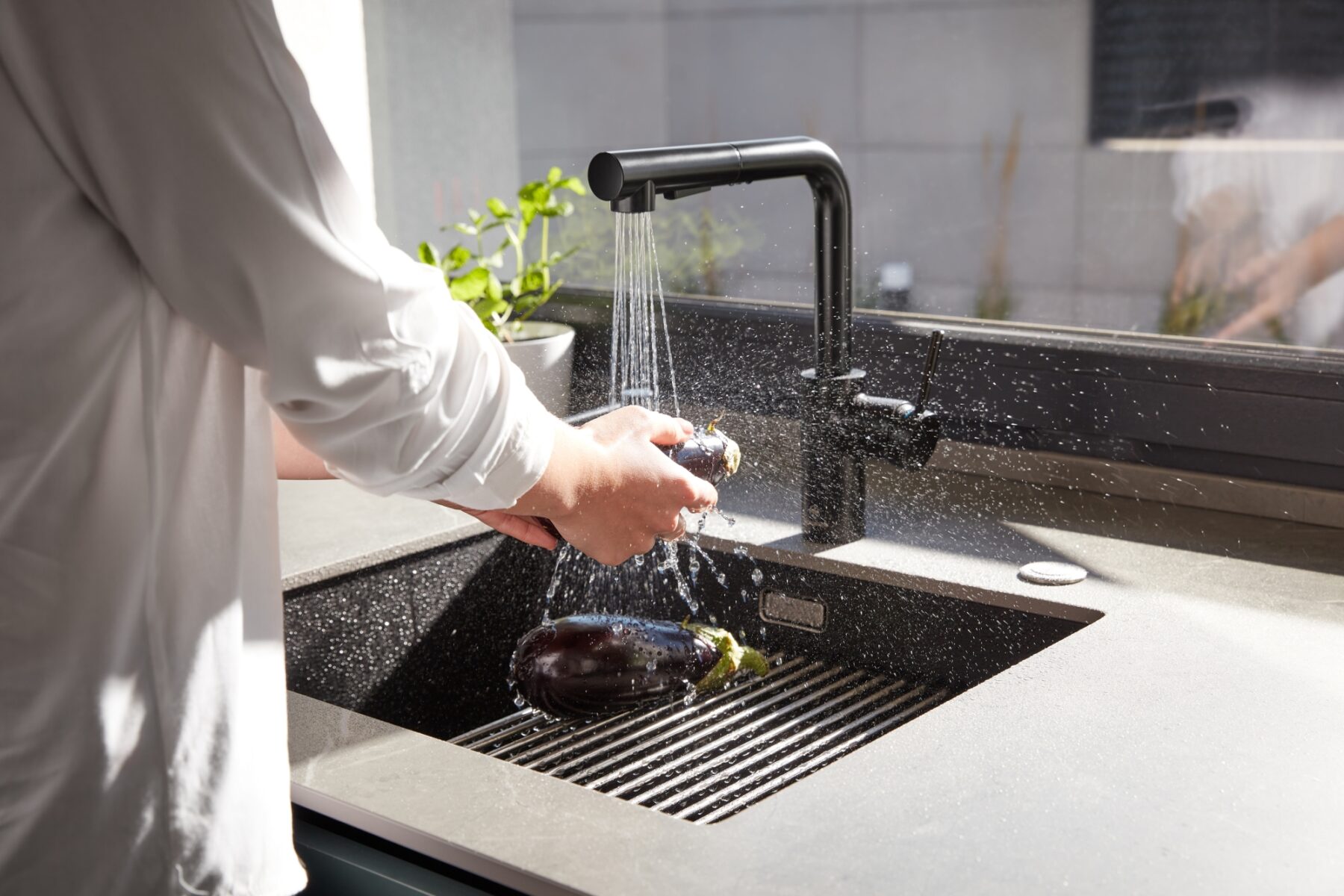 Смеситель для кухни с выдвижной лейкой KFA Armatura DUERO BASIС 6623-110-81 — изображение 3