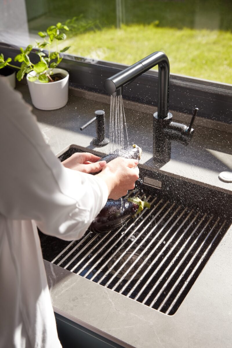 Смеситель для кухни с выдвижной лейкой KFA Armatura DUERO BASIС 6623-110-81 — изображение 4