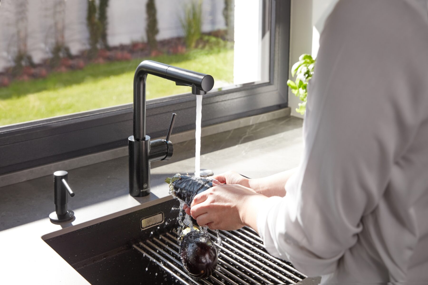 Смеситель для кухни с выдвижной лейкой KFA Armatura DUERO BASIС 6623-110-81 — изображение 5