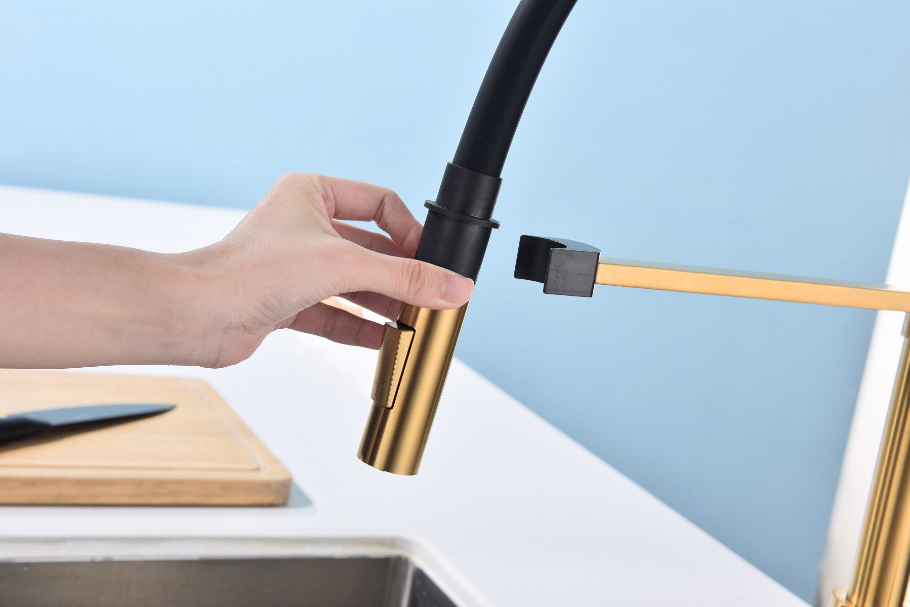 Смеситель для кухни с гибким изливом PAULMARK HALT, брашированное золото, Ha214021-BG — изображение 6