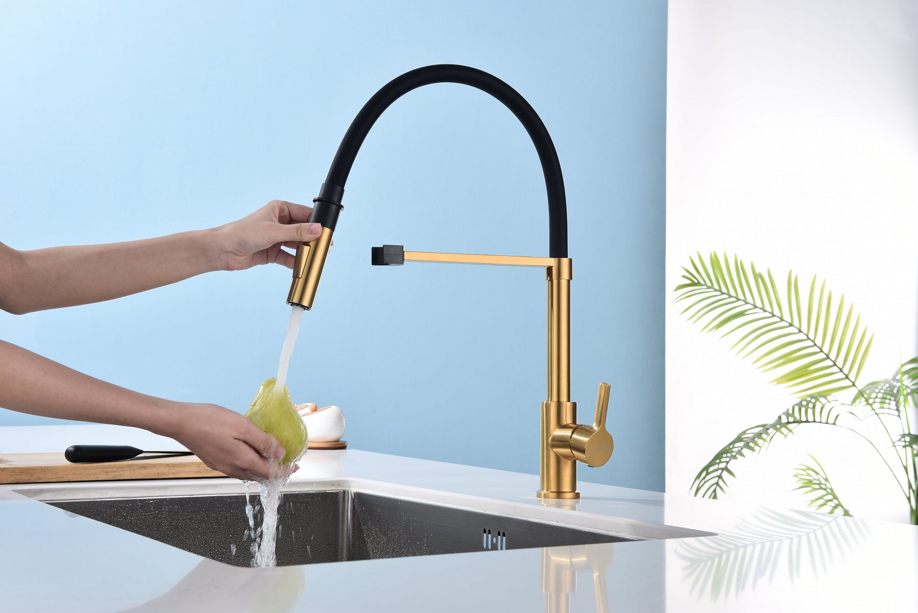 Смеситель для кухни с гибким изливом PAULMARK HALT, брашированное золото, Ha214021-BG — изображение 5