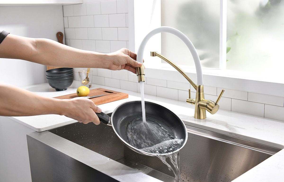 Смеситель для кухни под фильтр PAULMARK SIEGEN, бронза, белый излив, Si213111-BRw — изображение 5