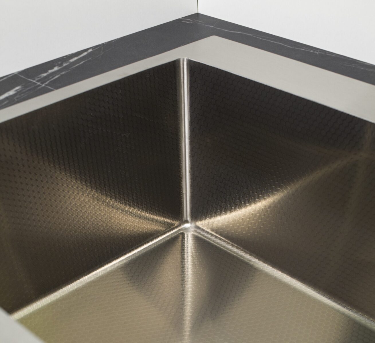 Кухонная мойка с сифоном и дозатором WISENT W35050D/3 (сатин/декор) — изображение 3