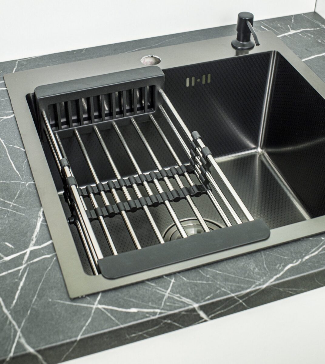 Кухонная мойка с сифоном, дозатором и коландером WISENT W35050BD/4 (графит/декор) — изображение 12