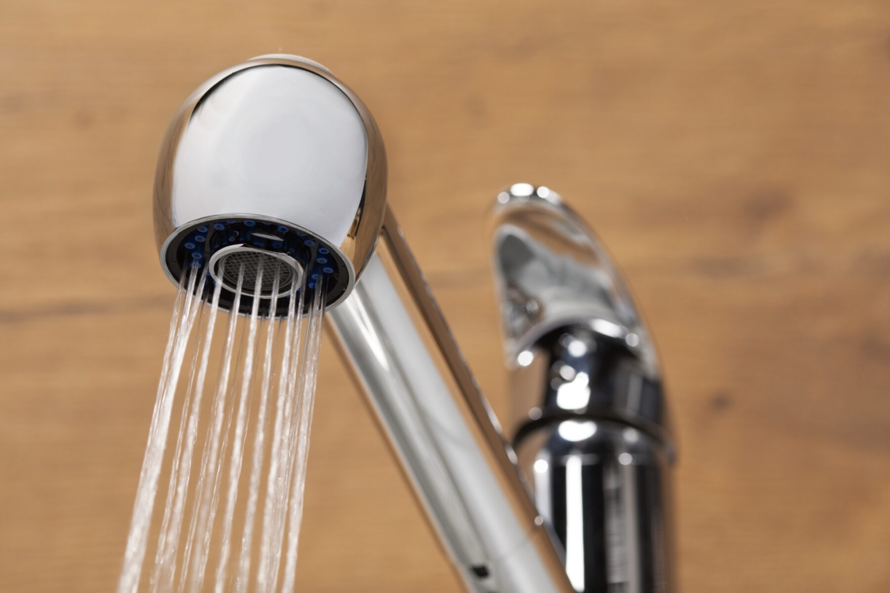 Смеситель для кухни в выдвижным изливом KFA Armatura INDIRA 6613-110-00 — изображение 6